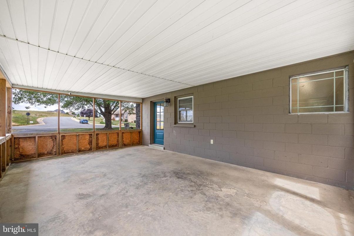 Empty room, Interior