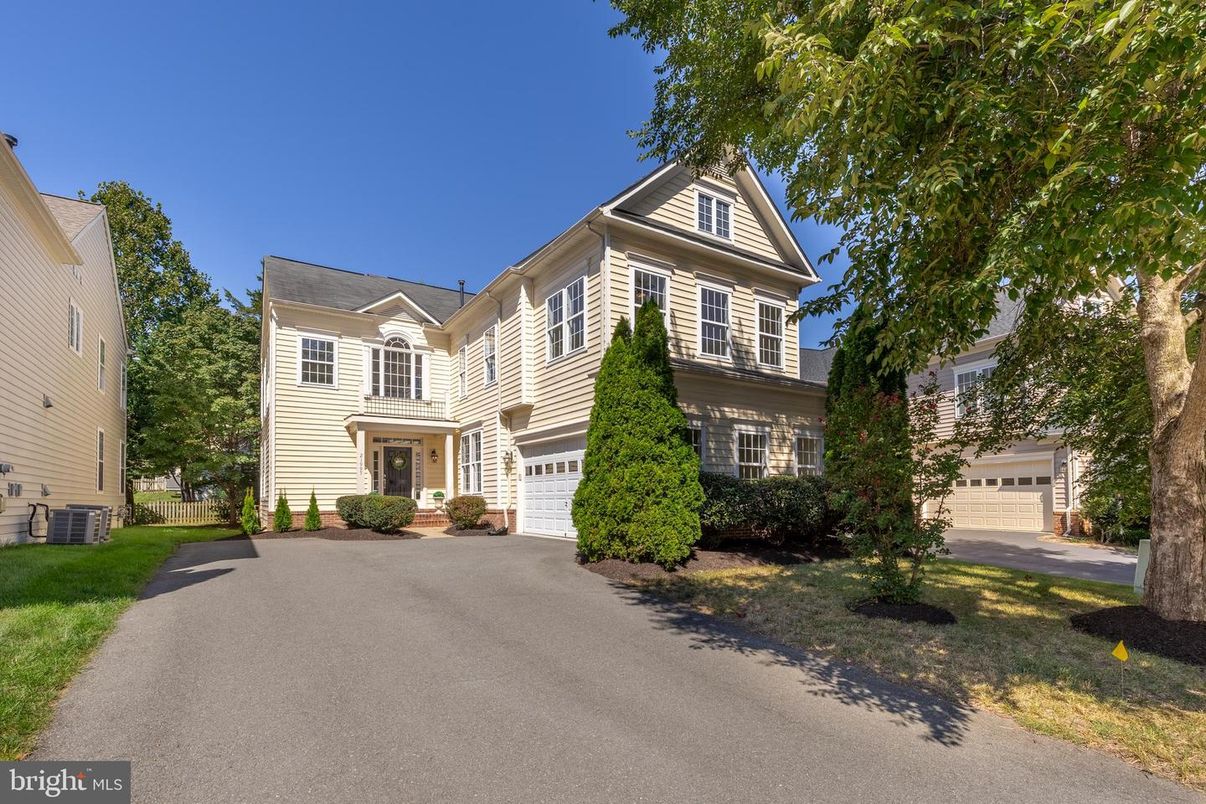 Attached, Exterior, Facade, Queen Anne Victorian