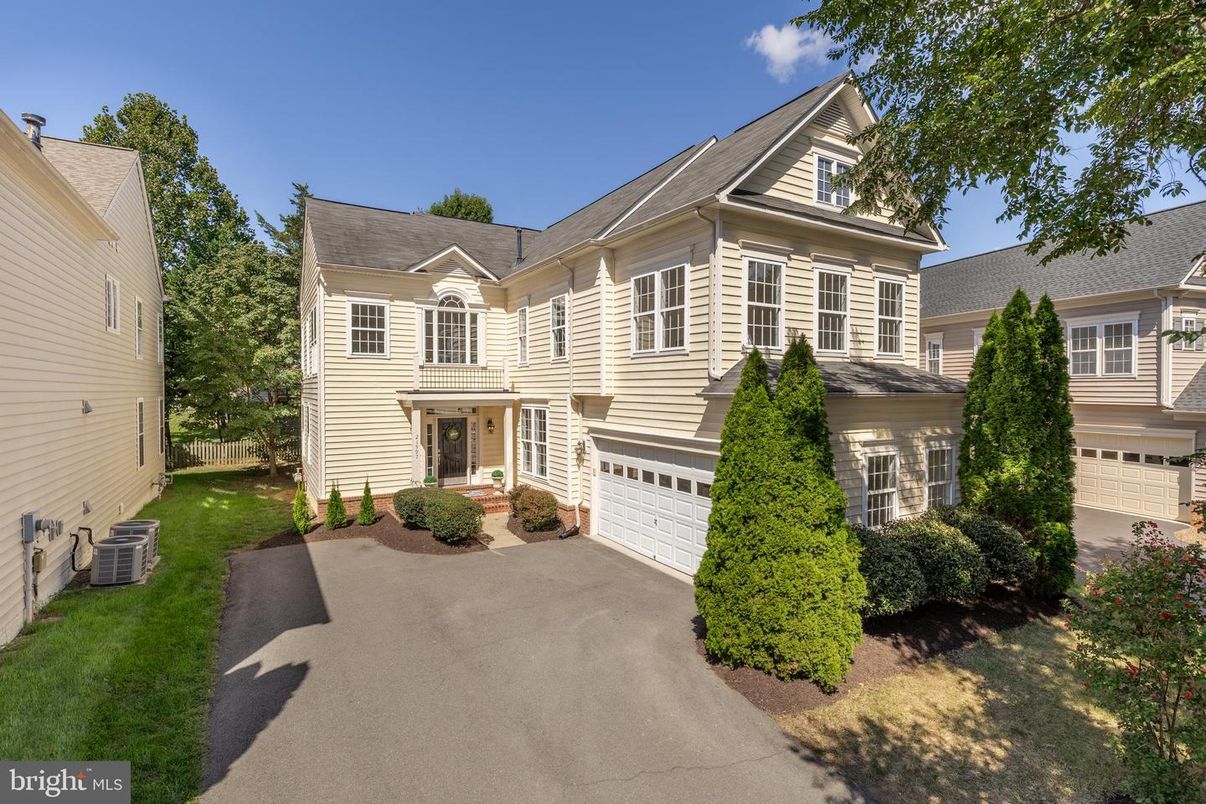 Attached, Exterior, Facade, Queen Anne Victorian