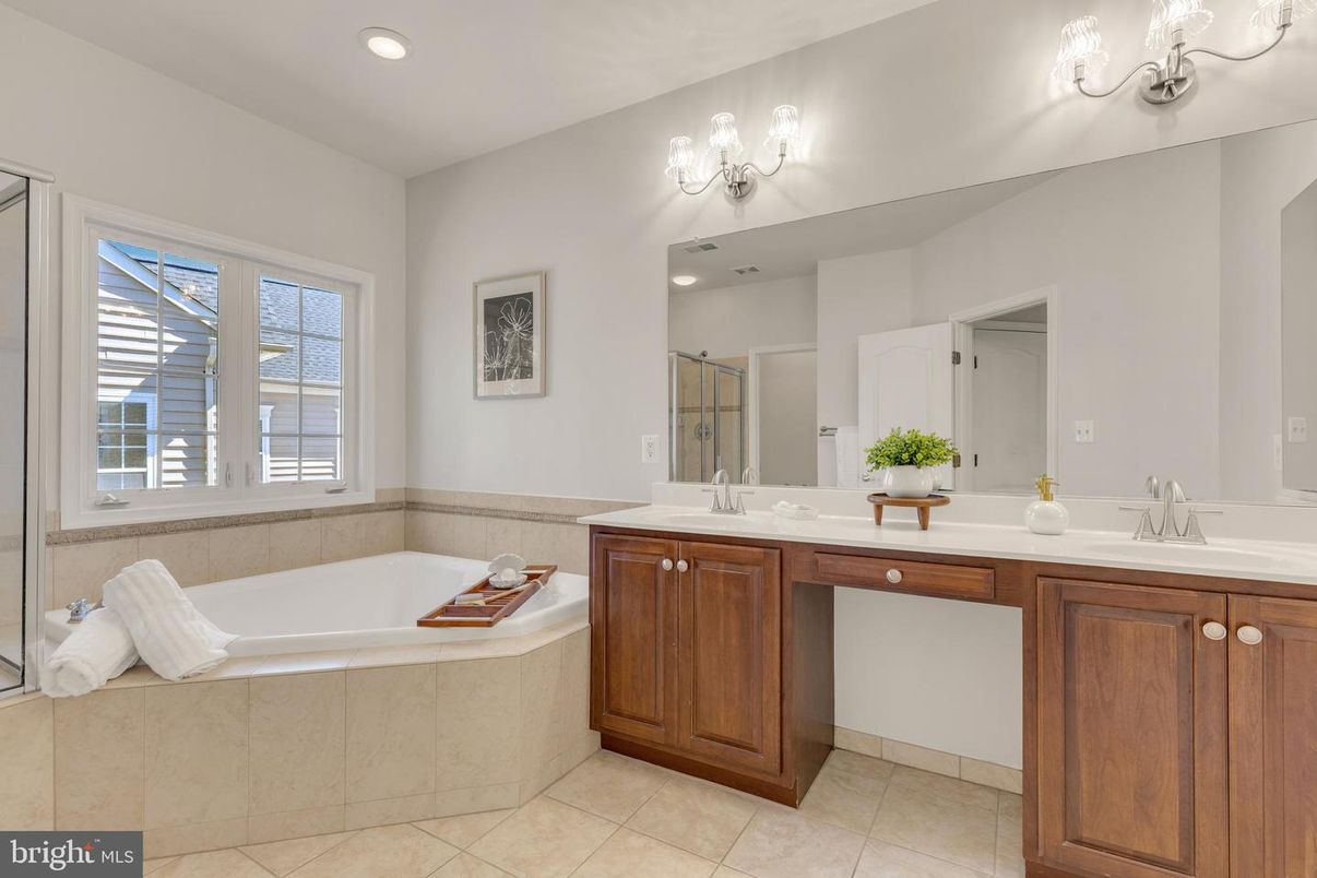 Bathroom, Dual Sink Vanities, Interior, Recessed Lighting