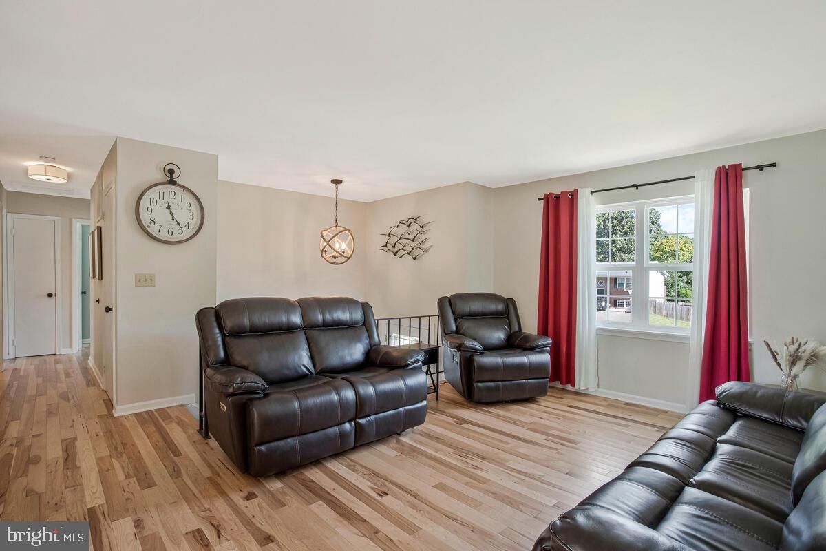 Interior, Living room, Pendant Lights, Wood Texture Flooring