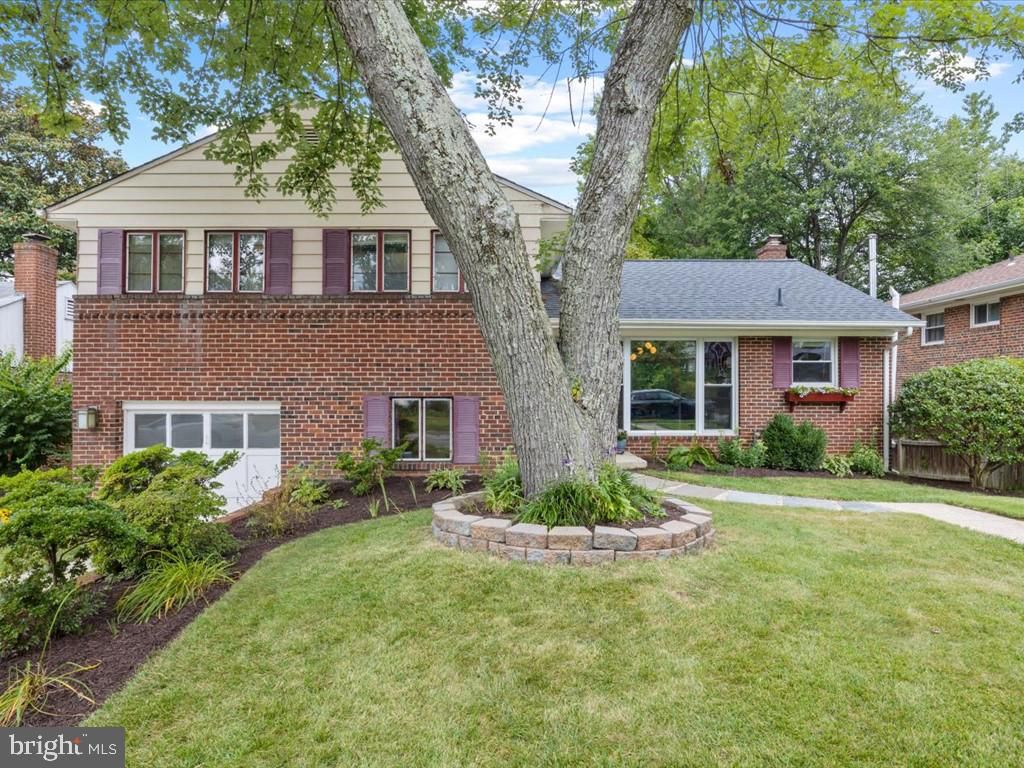 Exterior, Facade, Brick Facade, Split Level