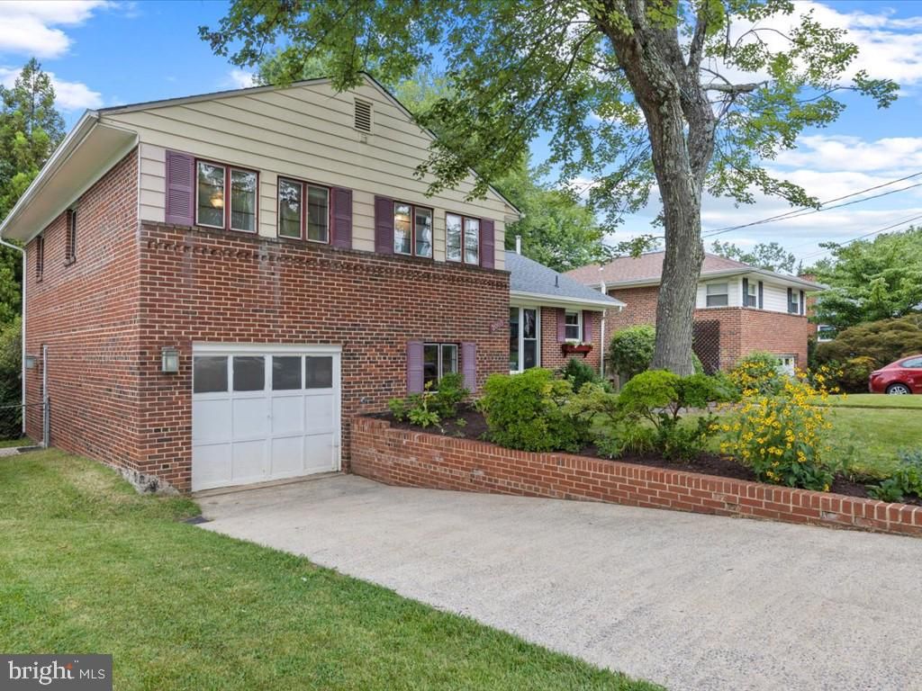 Attached, Exterior, Facade, Brick Facade, Georgian