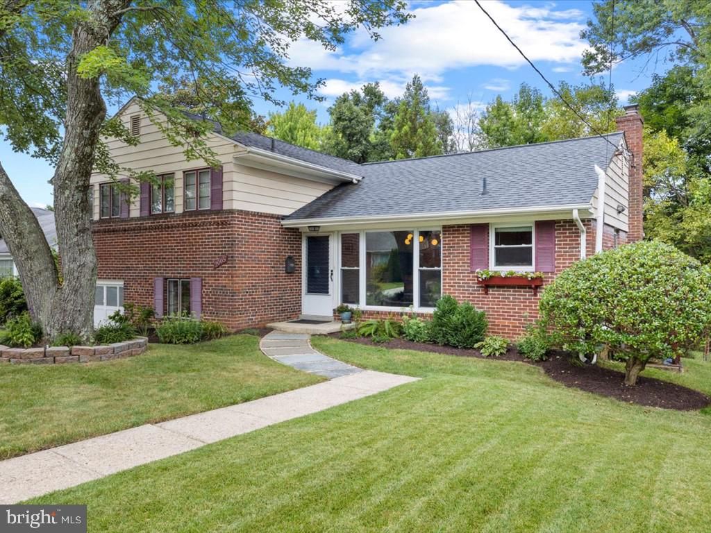 Backyard, Exterior, Facade, Brick Facade, Split Level