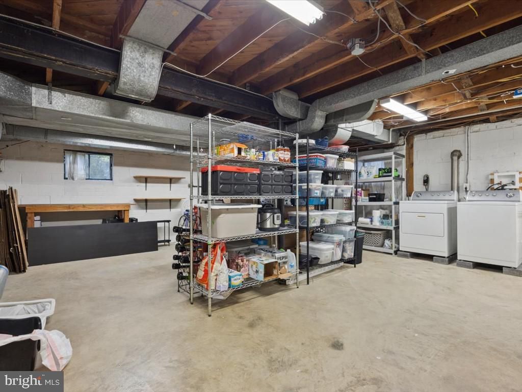 Garage, Interior, Washer, Wooden Beams