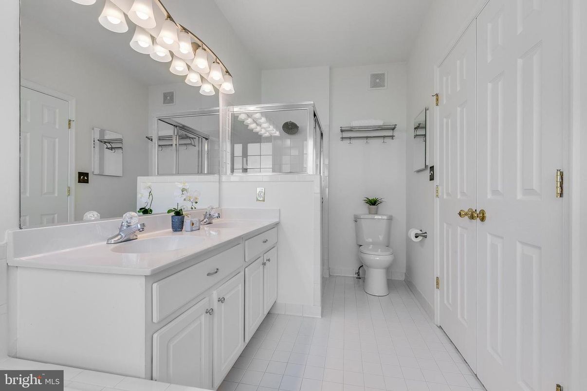 Bathroom, Dual Sink Vanities, Interior