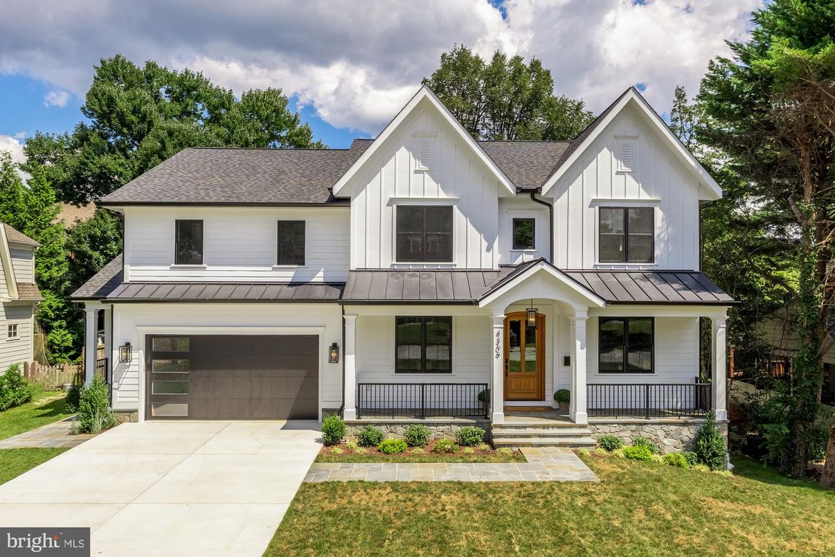 Attached, Exterior, Facade, Farmhouse