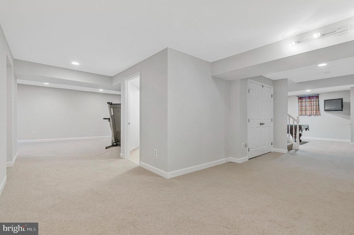 Empty room, Interior, Recessed Lighting