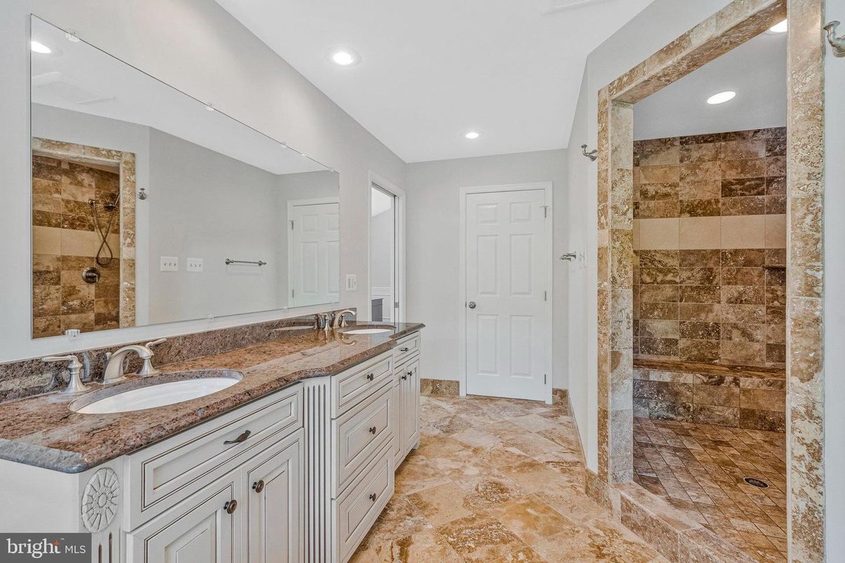 Bathroom, Dual Sink Vanities, Interior, Recessed Lighting