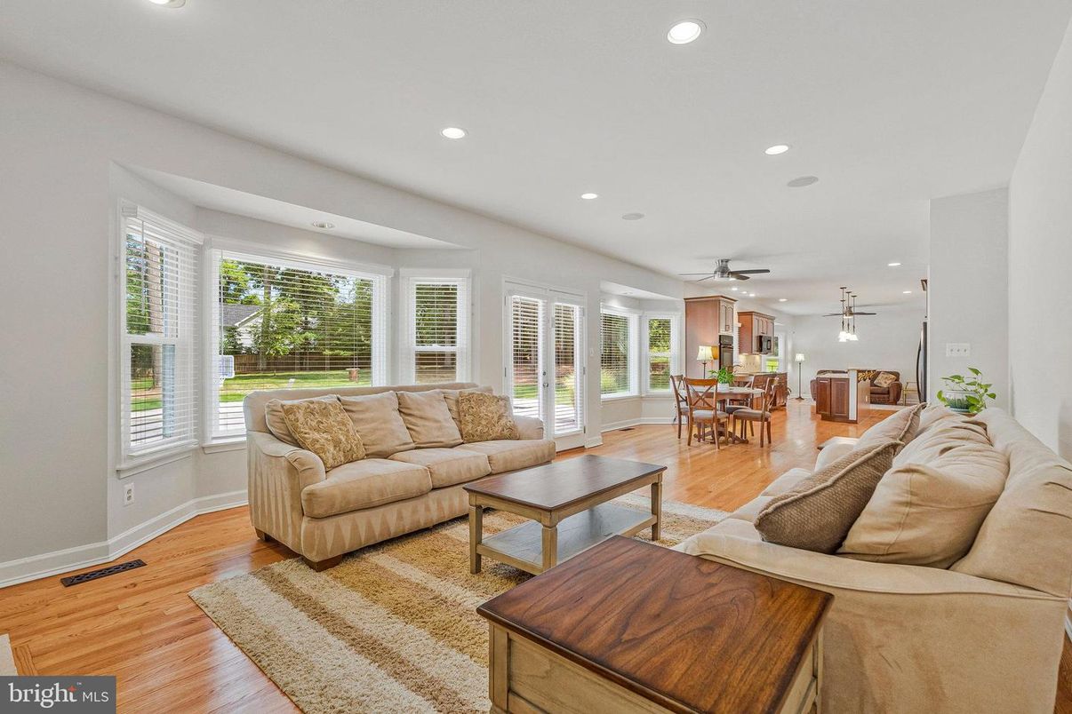 Dining room, Interior, Living room, Pendant Lights, Recessed Lighting, Wood Texture Flooring