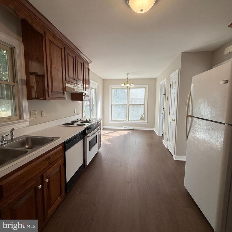 Chandelier, Interior, Kitchen, Wood Texture Flooring
