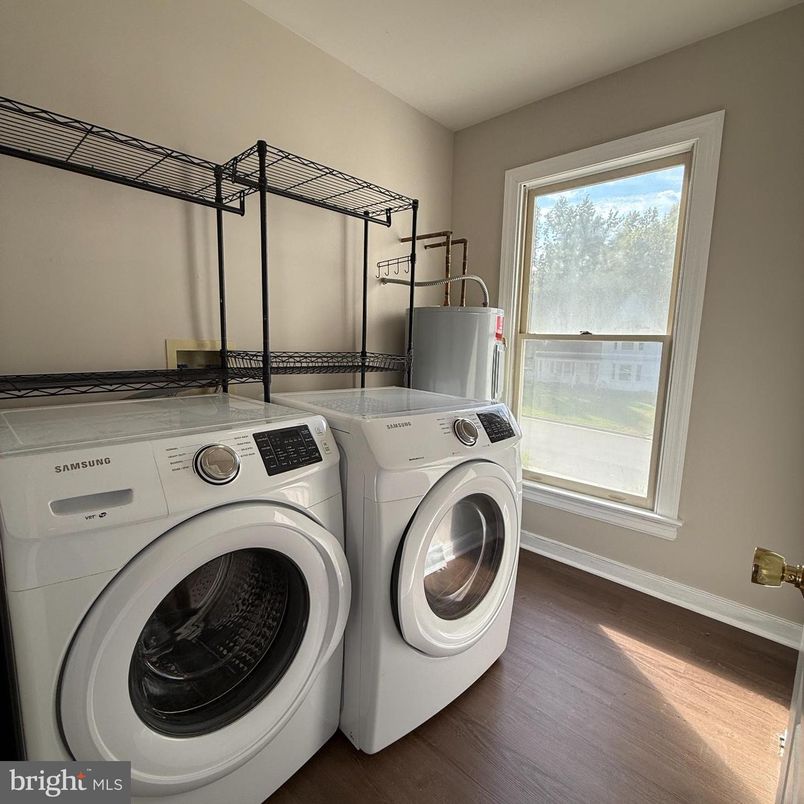 Interior, Washer, Wood Texture Flooring