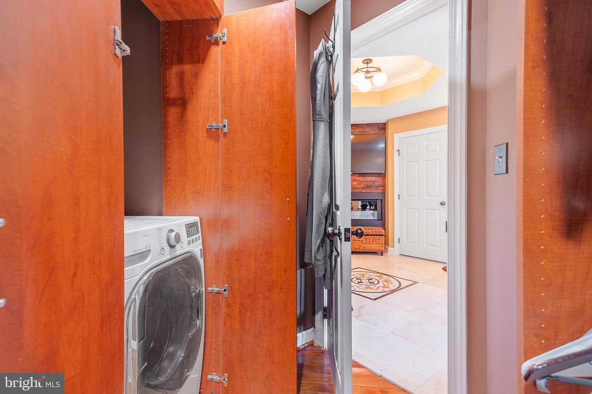 Interior, Washer, Wood Texture Flooring