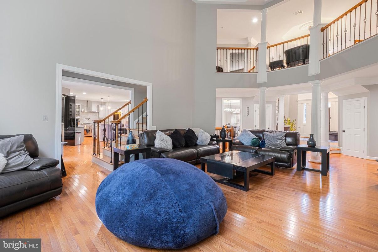 Interior, Living room, Pendant Lights, Recessed Lighting, Wood Texture Flooring