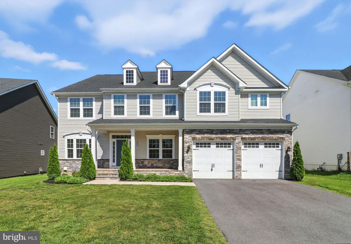 Attached, Exterior, Facade, Farmhouse