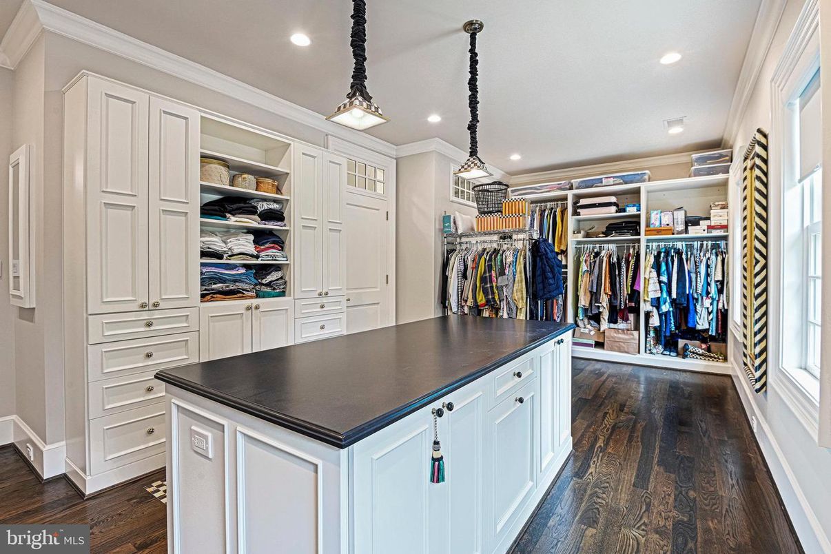 Interior, Pendant Lights, Recessed Lighting, Walk-in Closets, Wood Texture Flooring