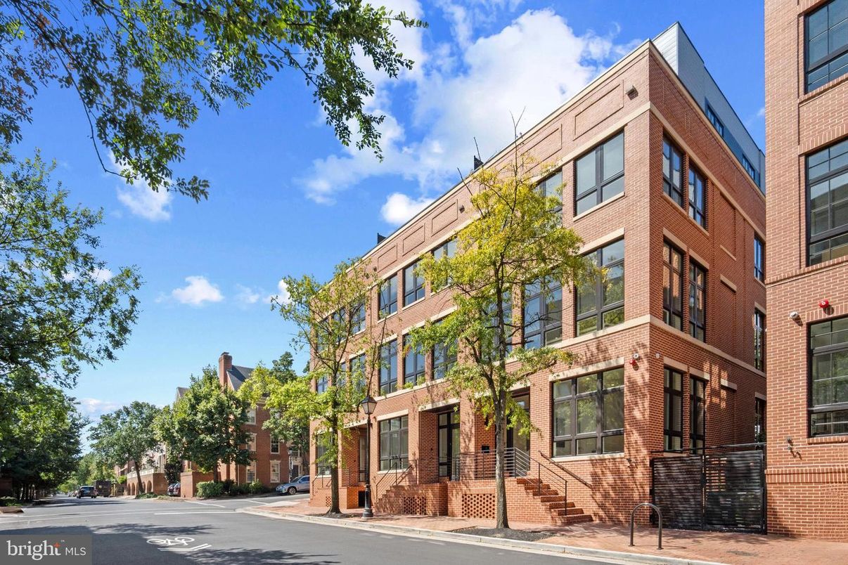 Exterior, Facade, Brick Facade, Rowhouse