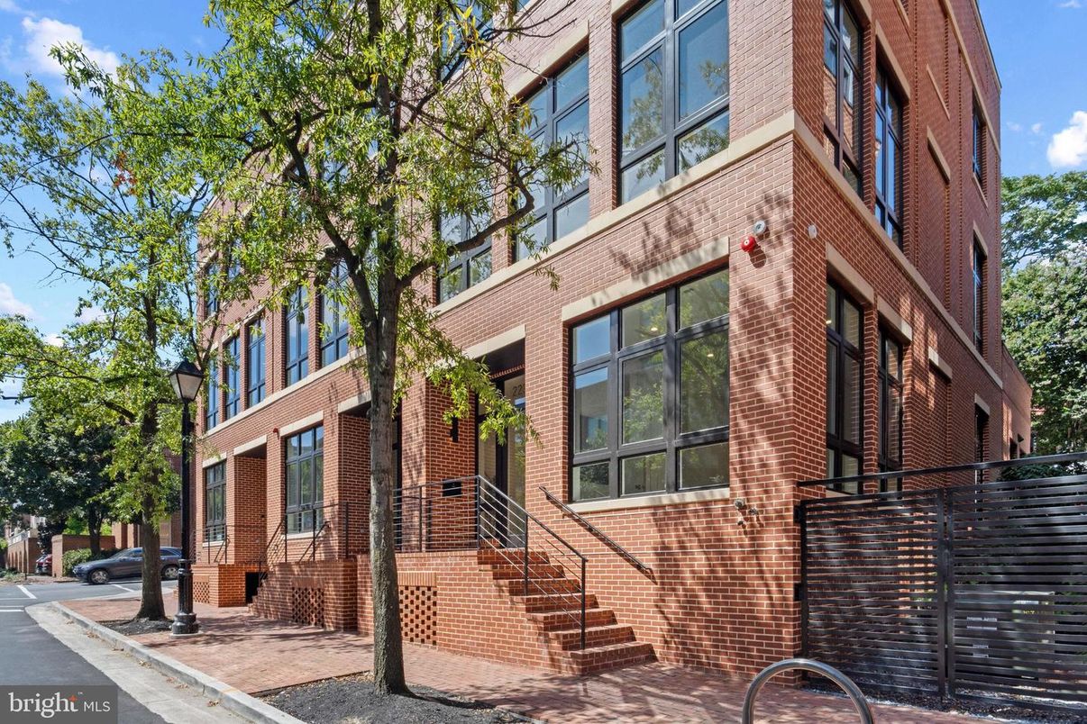 Exterior, Facade, Brick Facade, Rowhouse