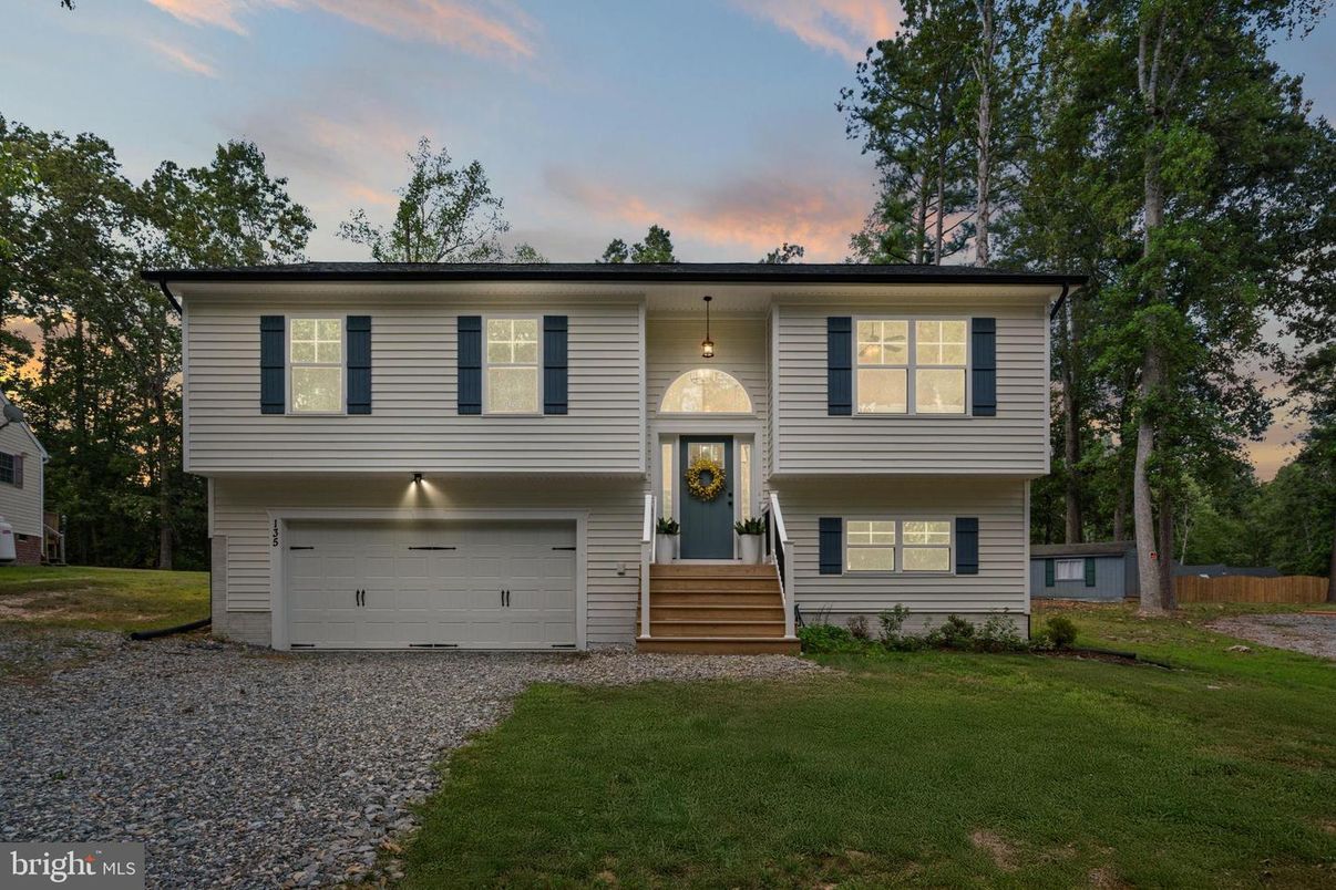 Attached, Exterior, Facade, Raised Ranch