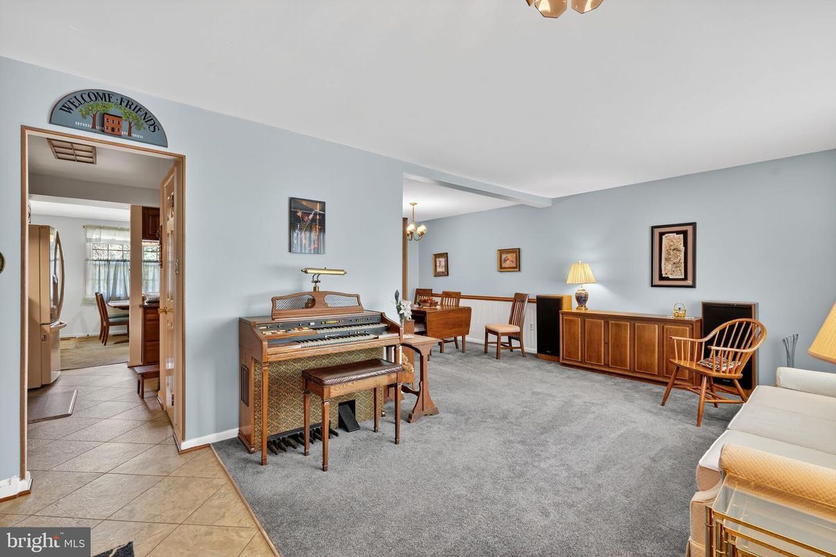 Chandelier, Dining room, Interior, Piano