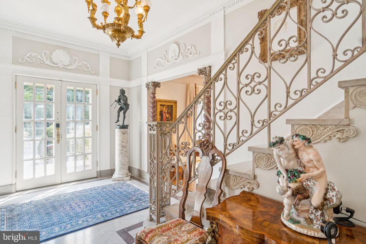 Chandelier, Interior