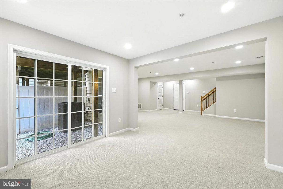 Empty room, Interior, Recessed Lighting