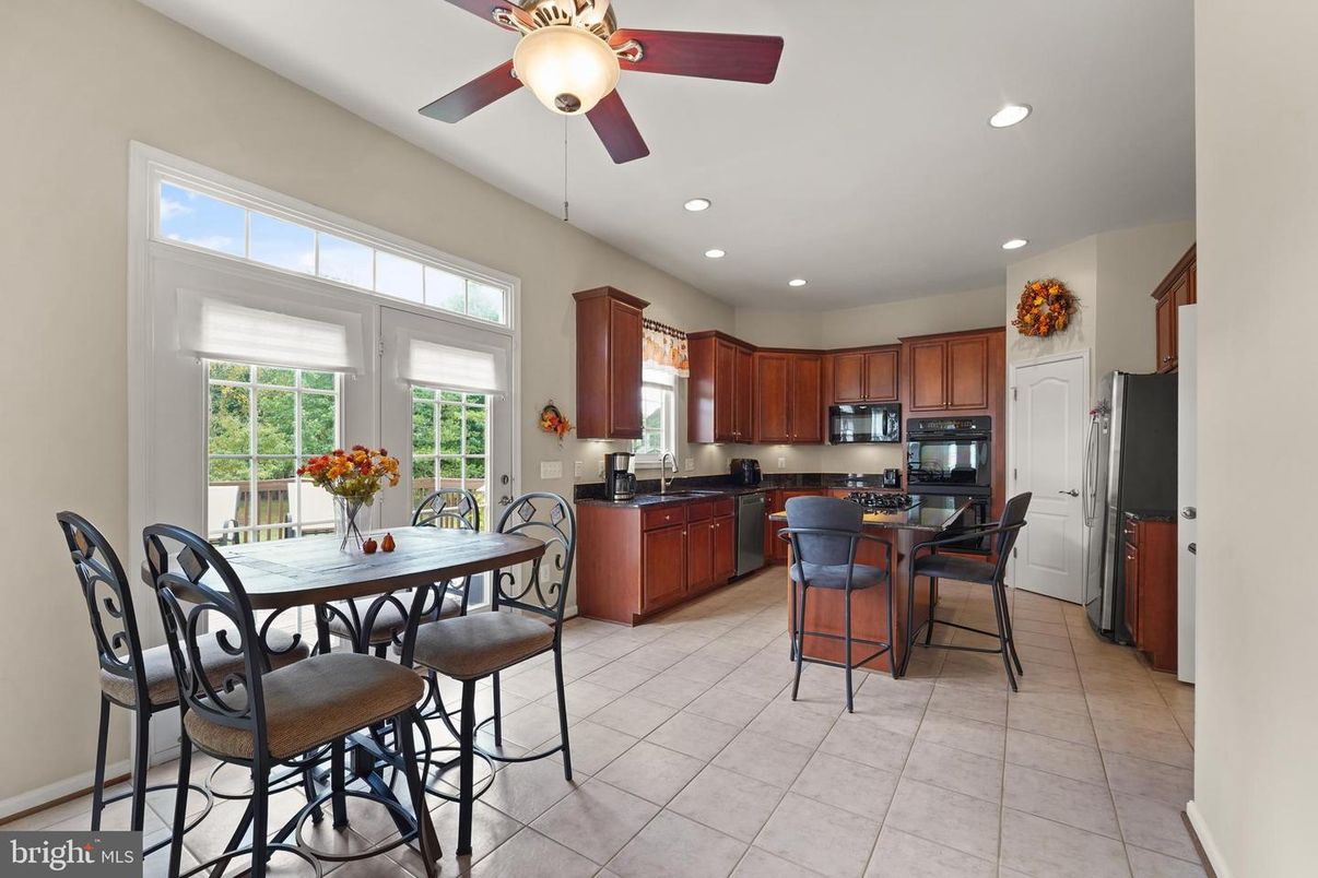 Dining room, Interior, Kitchen, Recessed Lighting, Stainless Steel Appliances
