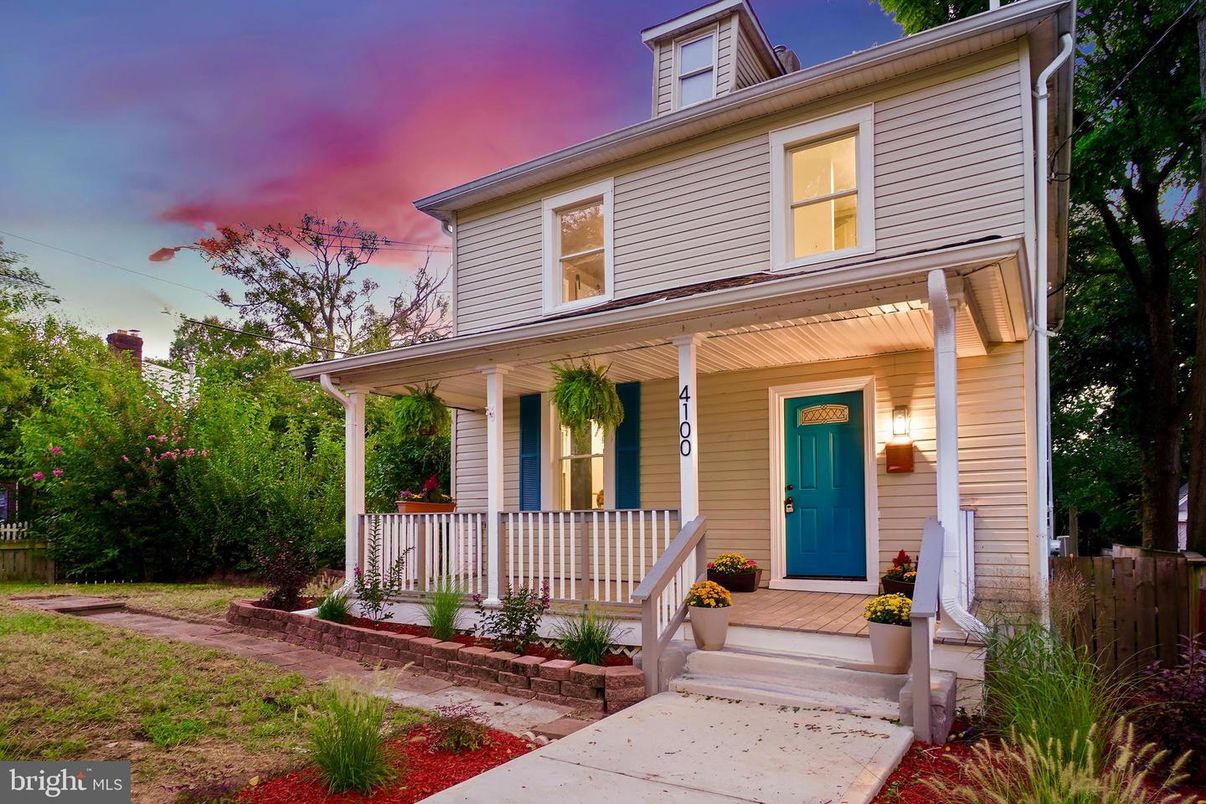 Exterior, Facade, American Foursquare