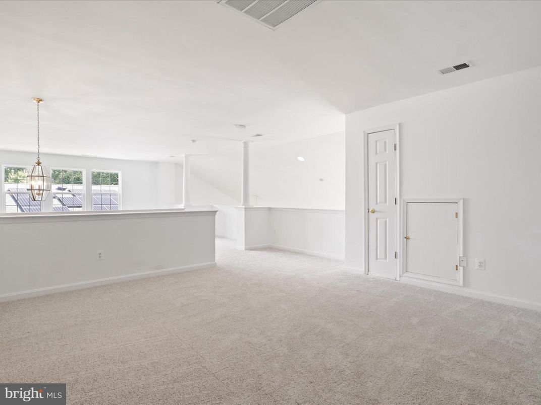 Empty room, Interior, Pendant Lights