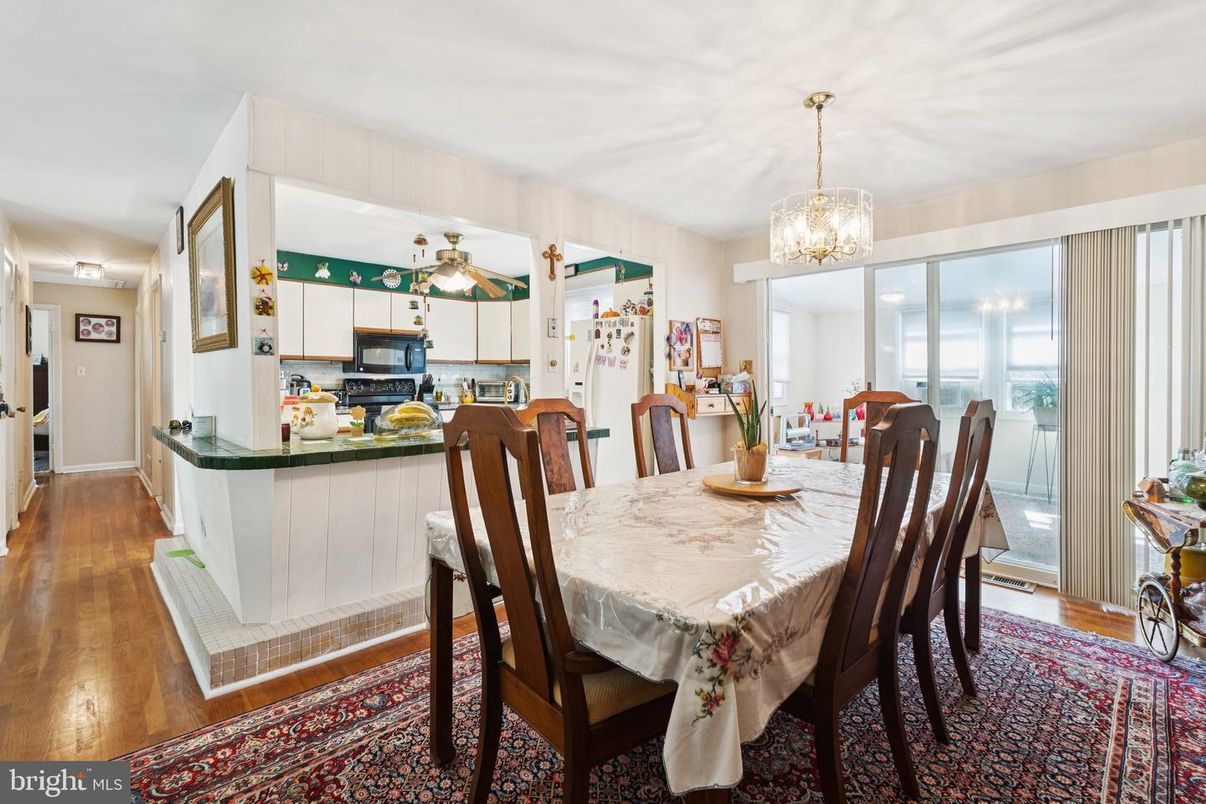 Chandelier, Dining room, Interior, Kitchen, Pendant Lights, Wood Texture Flooring