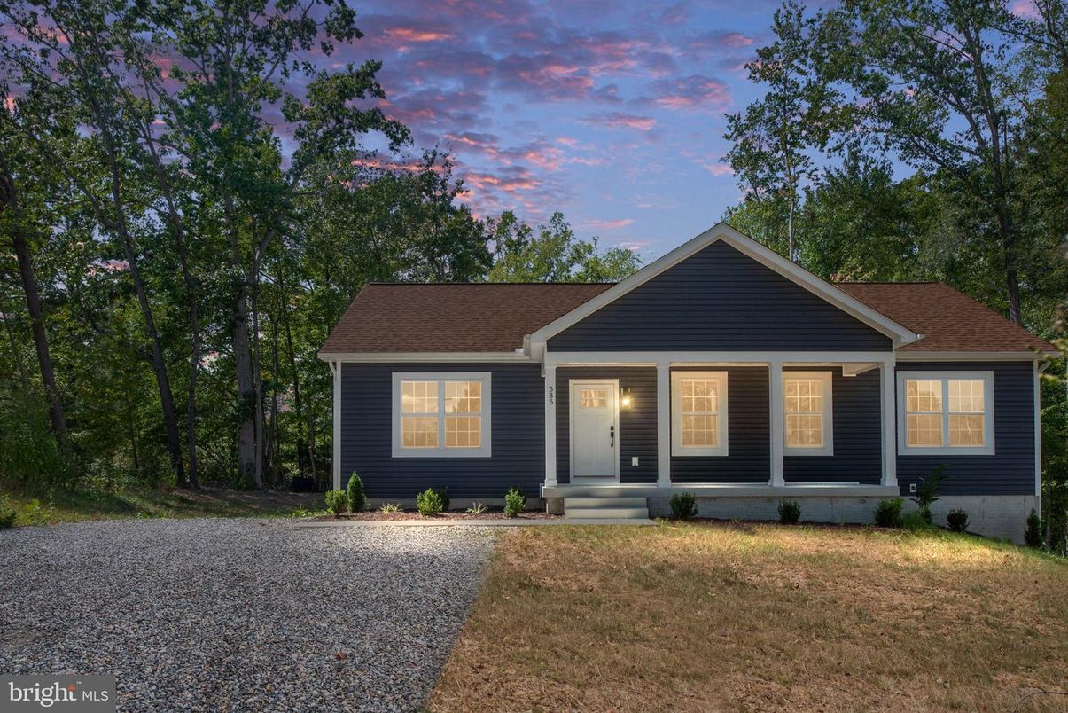 Exterior, Facade, Ranch