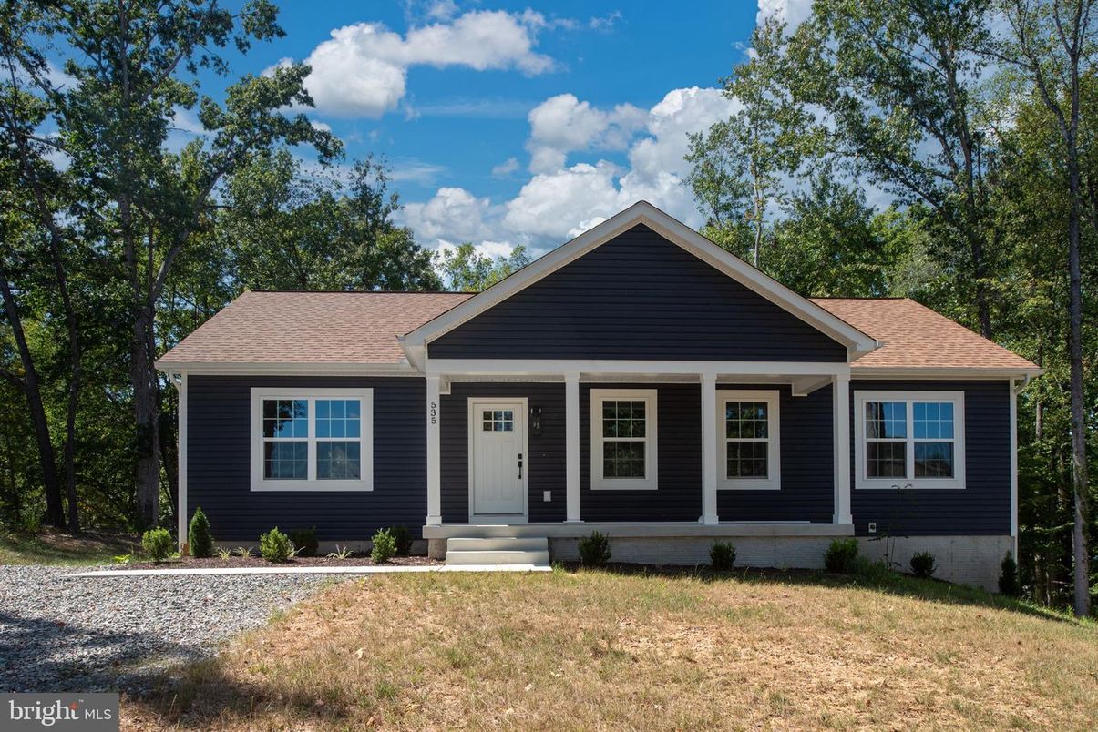 Exterior, Facade, Ranch