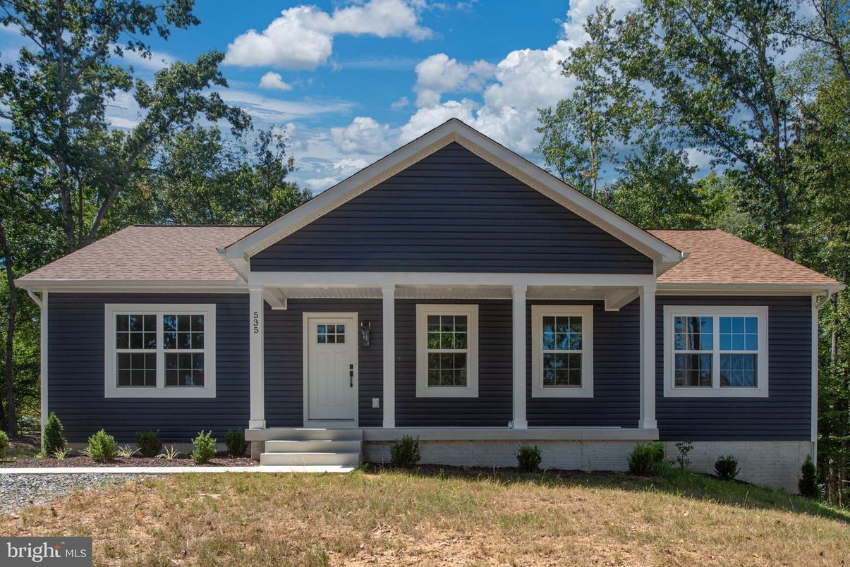 Exterior, Facade, Ranch