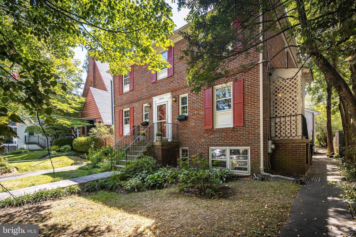 Exterior, Facade, Brick Facade, Rowhouse