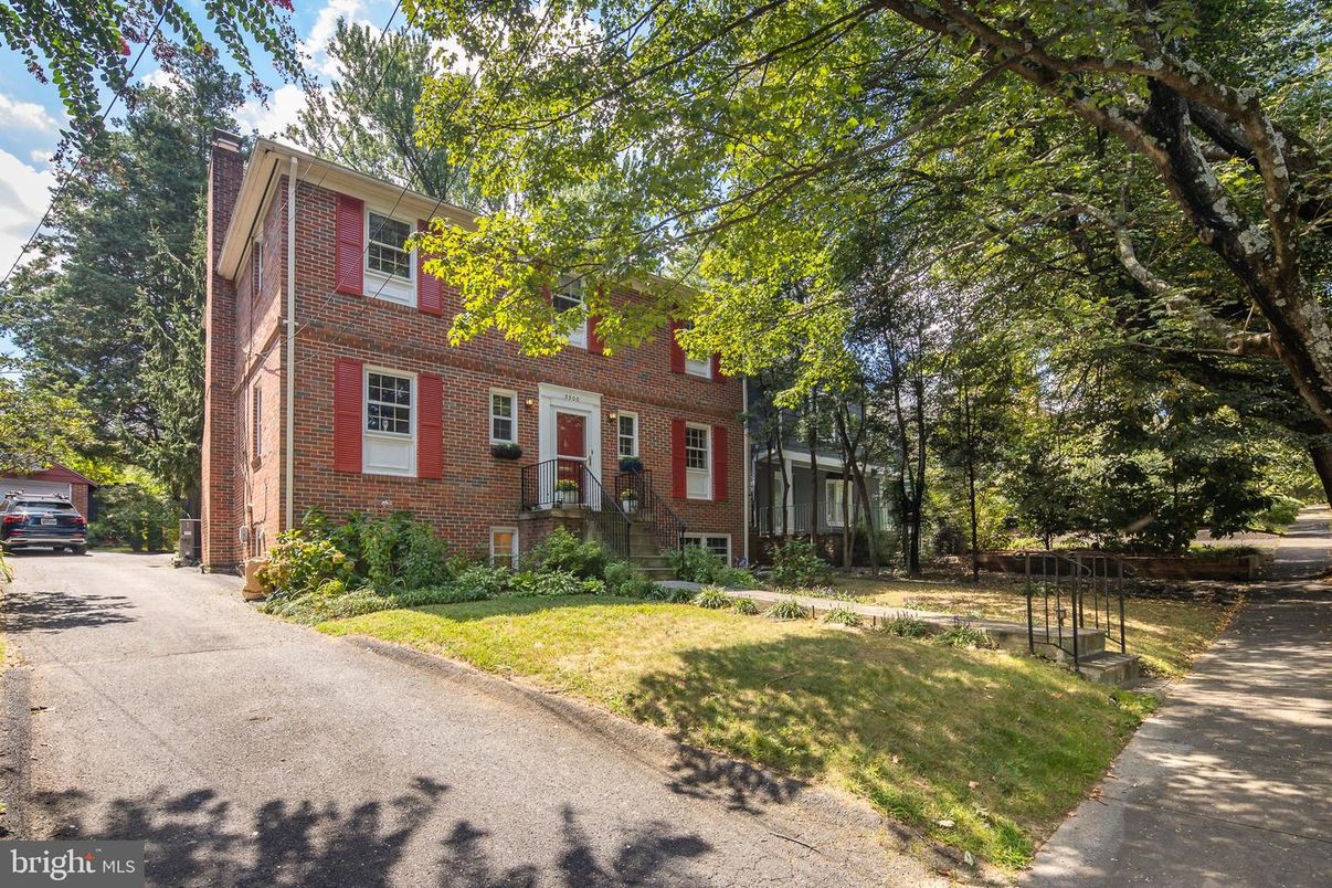 Exterior, Facade, Brick Facade, Georgian