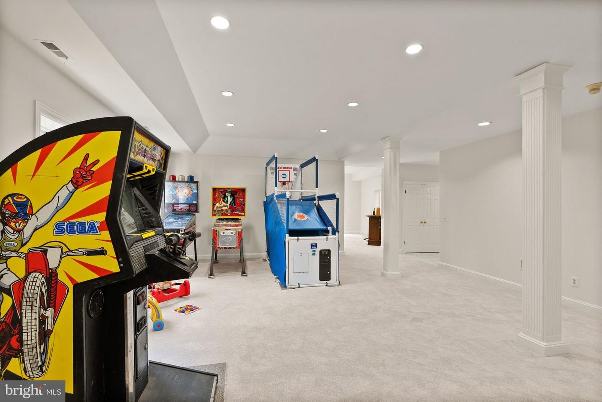 Game Room, Interior, Recessed Lighting