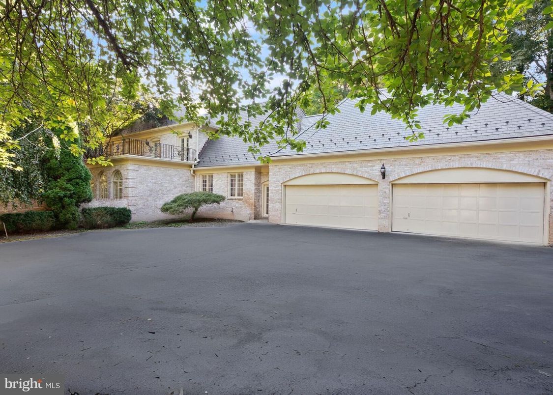 Attached, Exterior, Facade, Cape Cod