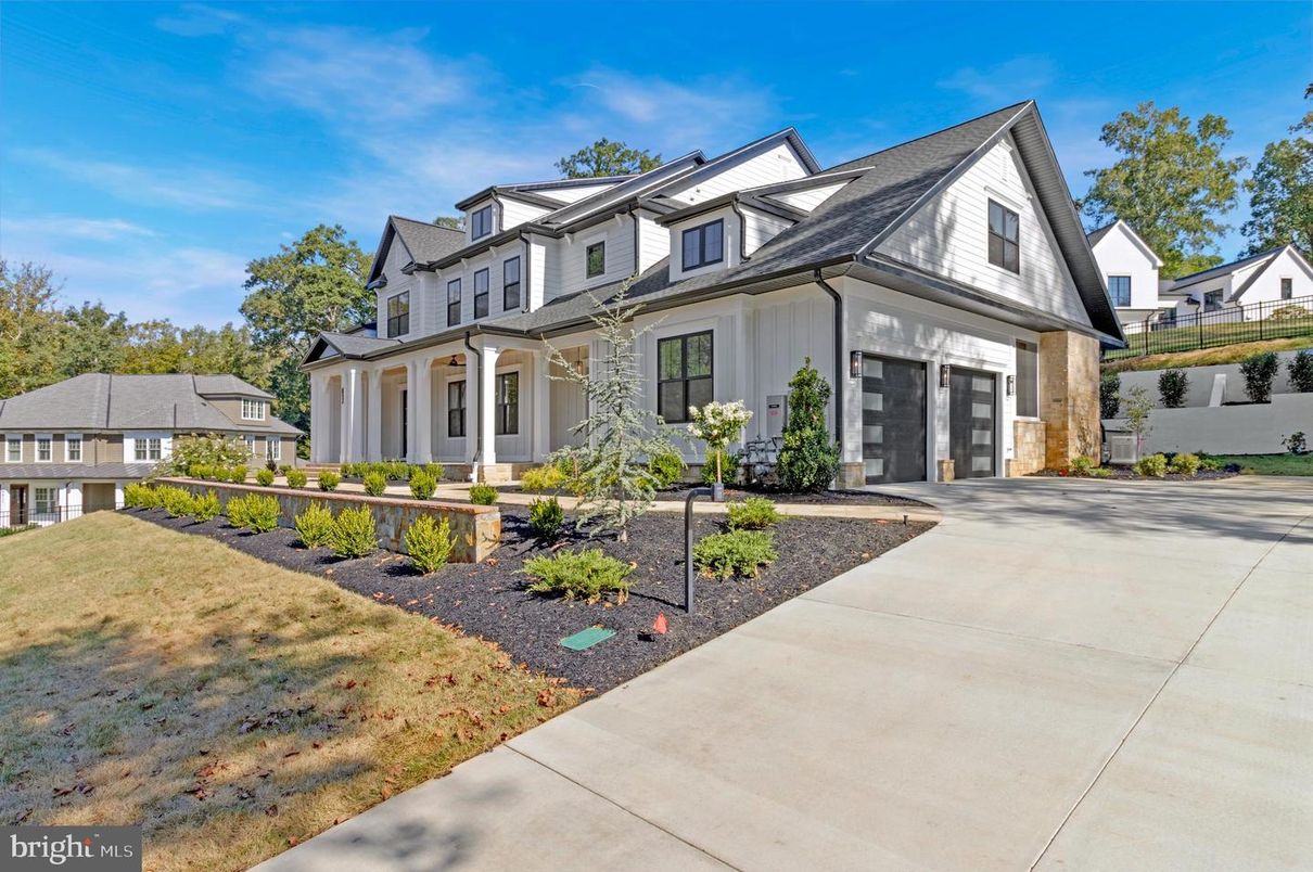 Attached, Exterior, Facade, Farmhouse