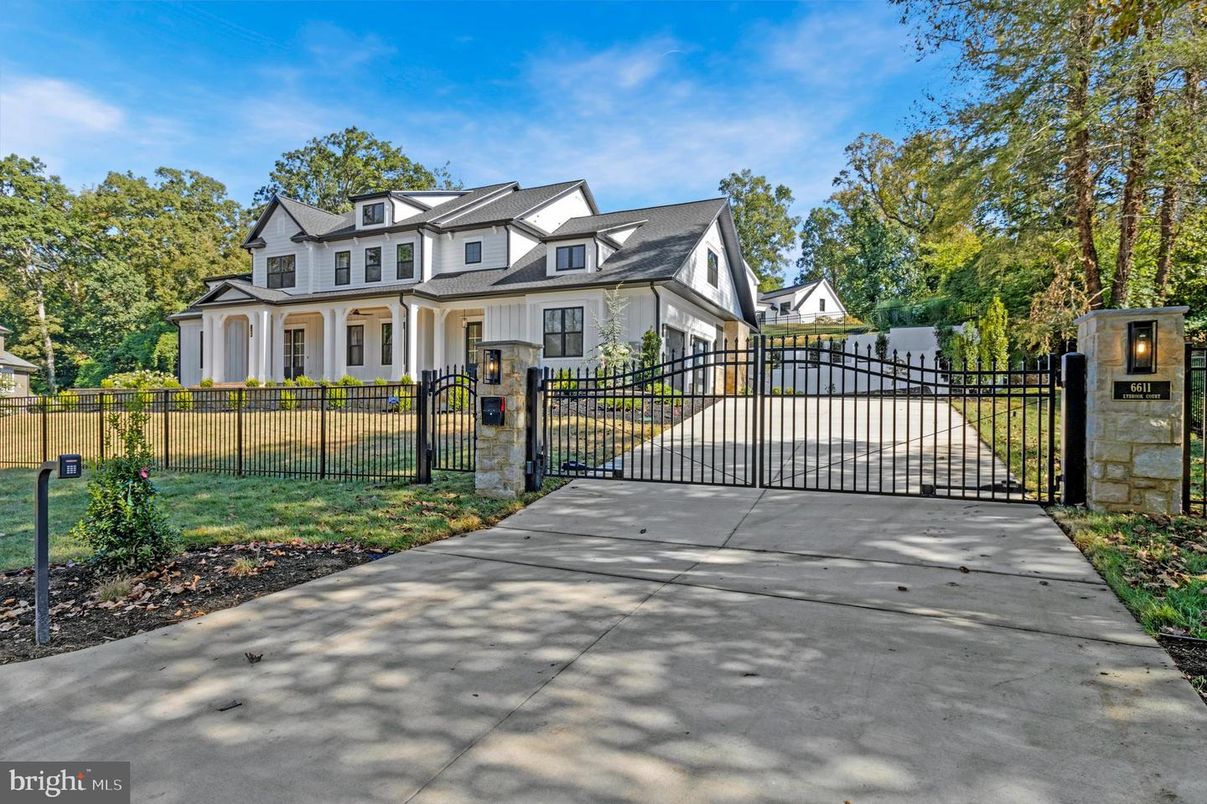 Exterior, Facade, Queen Anne Victorian