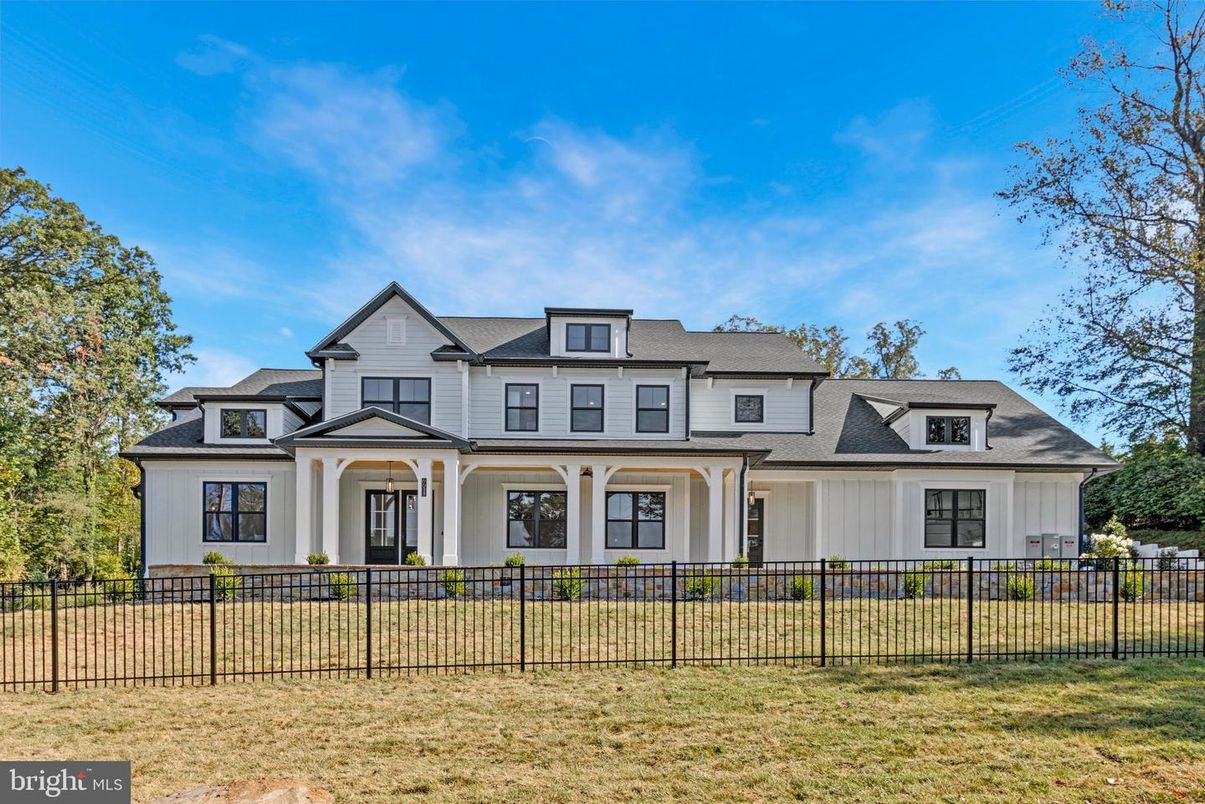 Exterior, Facade, Farmhouse