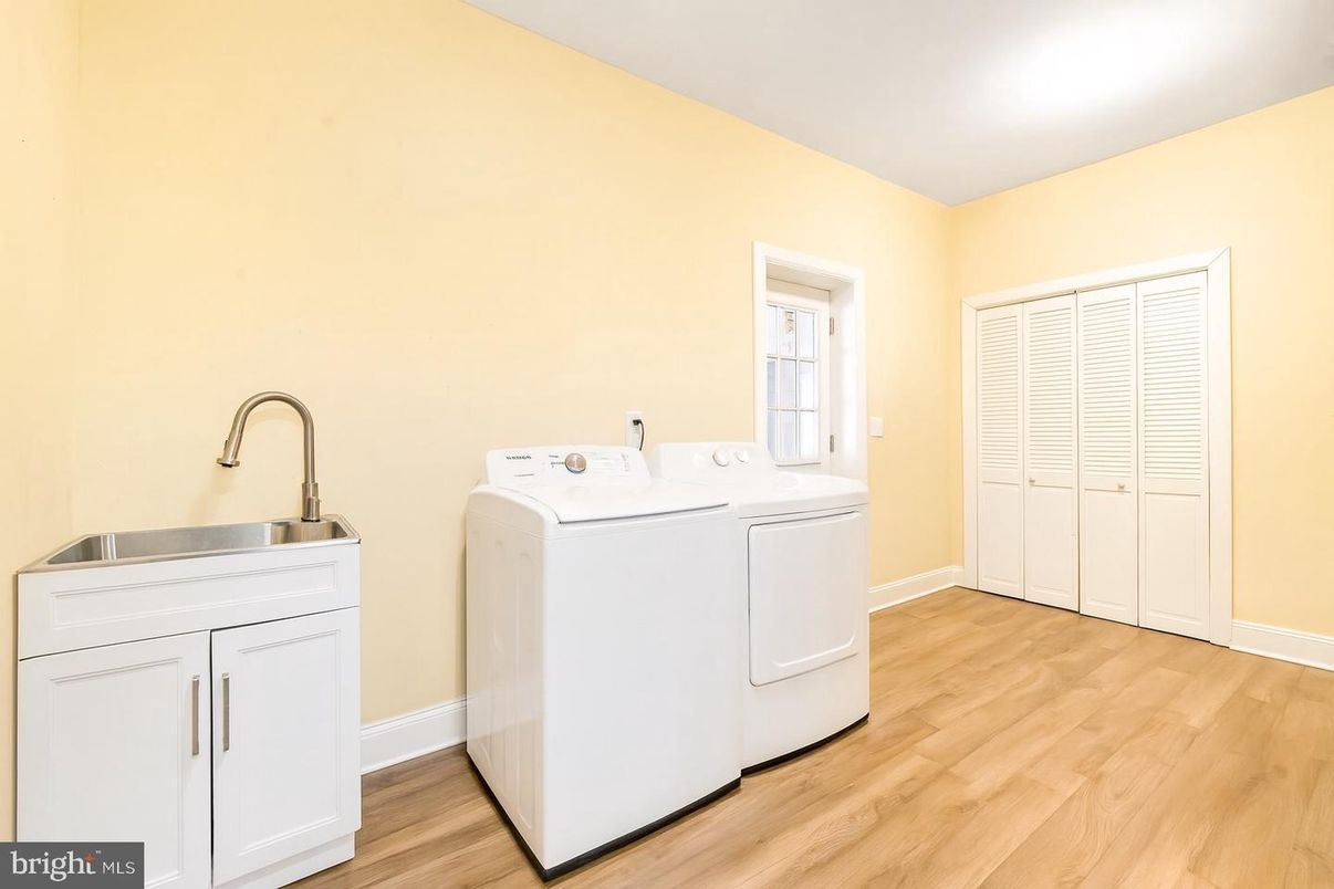 Interior, Washer, Wood Texture Flooring