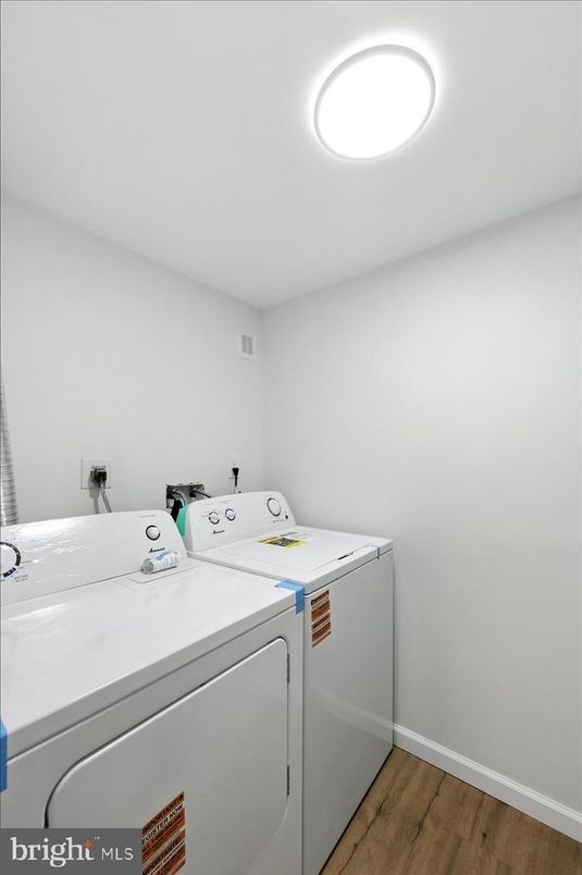 Interior, Washer, Wood Texture Flooring