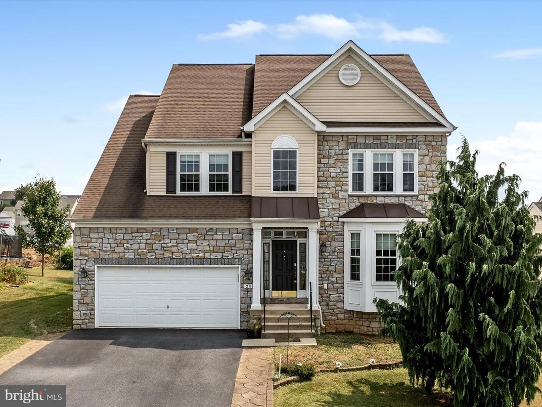 Attached, Exterior, Facade, Brick Traditional