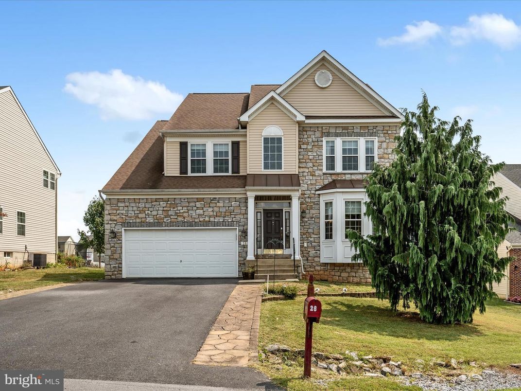 Attached, Exterior, Facade, Brick Traditional