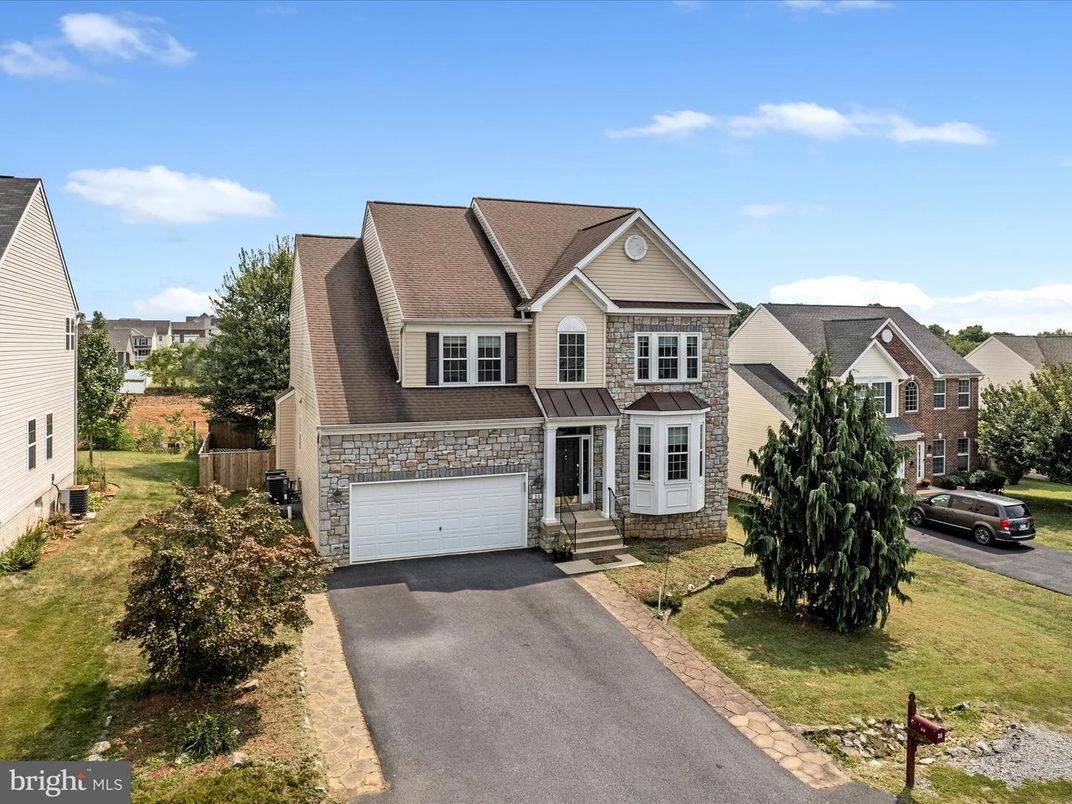 Attached, Exterior, Facade, Brick Traditional