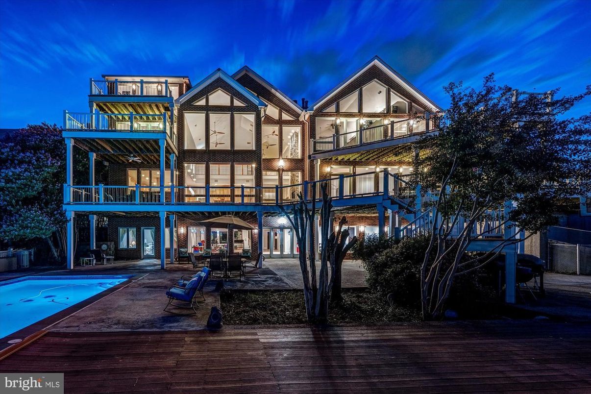 Exterior, Facade, Pool, Modern