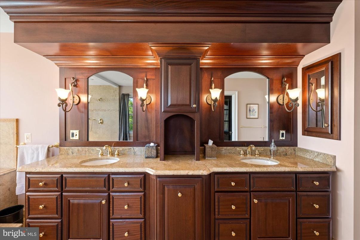 Bathroom, Dual Sink Vanities, Interior