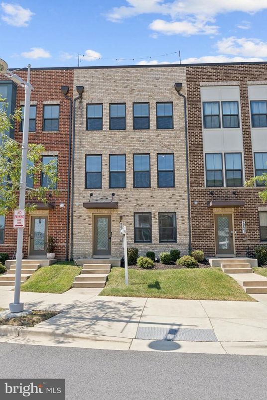 Exterior, Facade, Brick Facade, Rowhouse