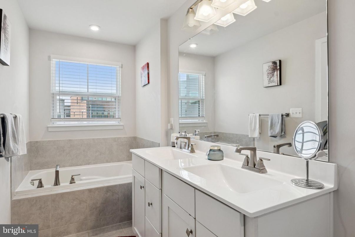 Bathroom, Dual Sink Vanities, Interior, Recessed Lighting