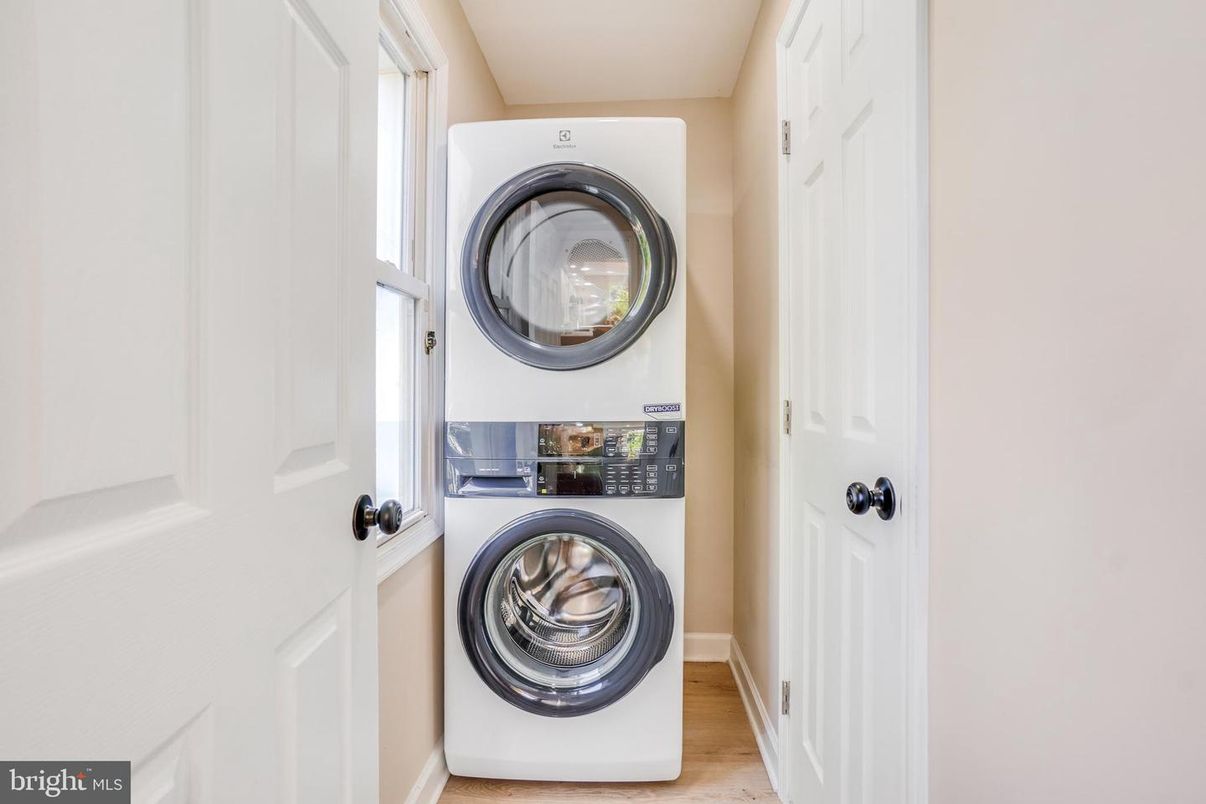 Interior, Washer, Wood Texture Flooring
